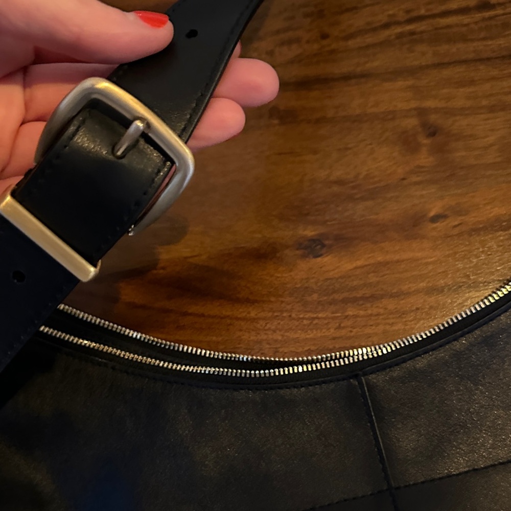 Madewell Essential Curve Shoulder Bag - Picture 7 of 10